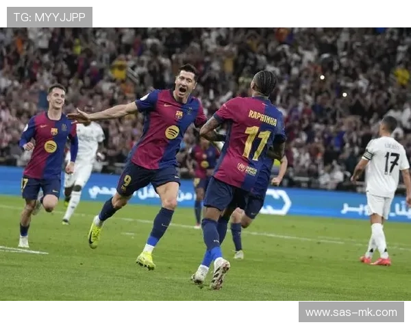 西超杯决赛皇马巴萨半场对峙,战术调整成关键